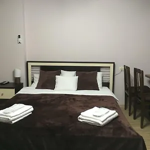apartment-on-pirosmani-street-16.batumihotels.net/